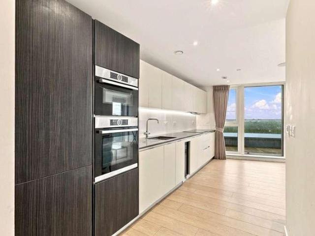 Flat for sale in Woodberry Down, Greater London