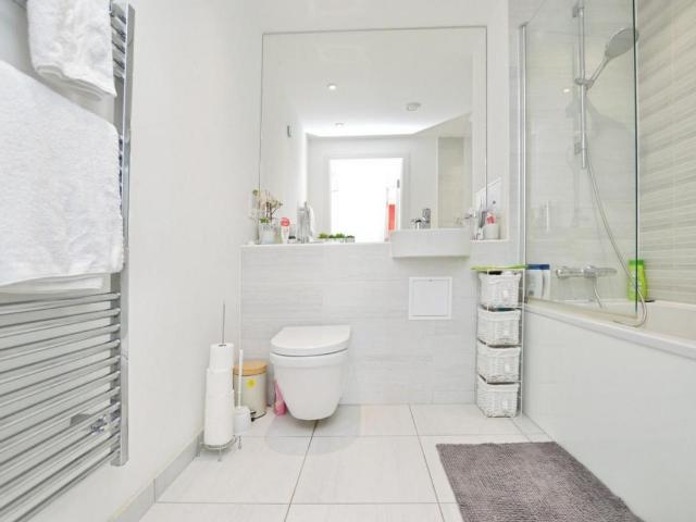 Flat for sale in Canning Town, Greater London