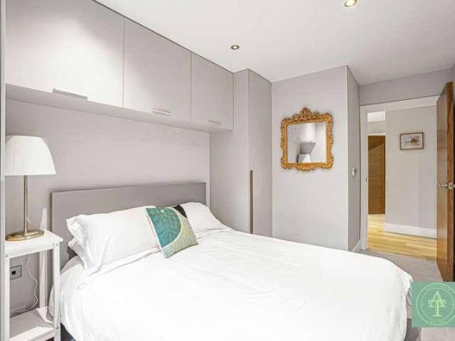 Flat for sale in Bush Hill Park, Greater London
