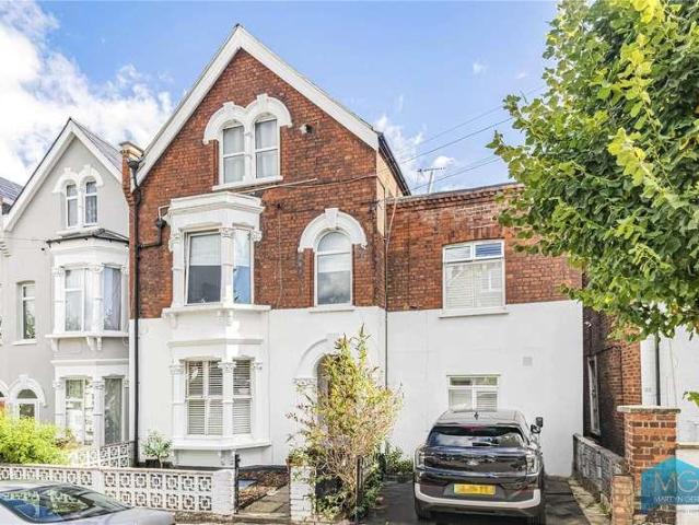 Flat for sale in Friern Barnet, Greater London