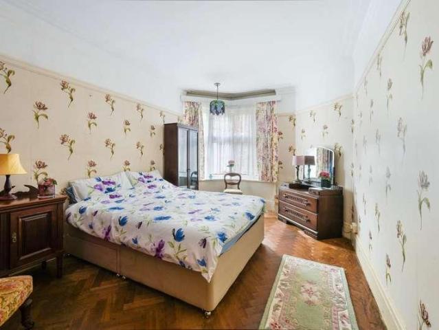Flat for sale in Woodcote, Epsom