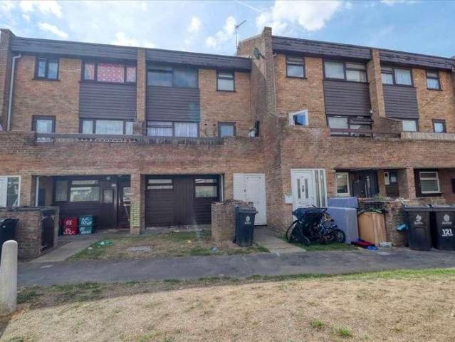 Flat for sale in Dale Hill, Essex