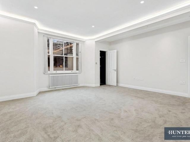 Flat for sale in St. John's Wood, Greater London