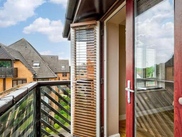 Flat for sale in Buckhurst Hill, Buckhurst Hill