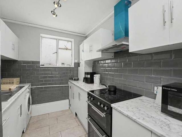 Flat for sale in Enfield Wash, Greater London