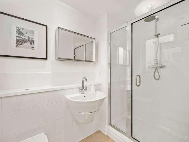 Flat for sale in London Borough of Wandsworth, Greater London