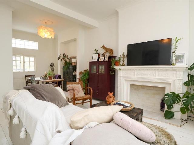 Flat for sale in Bohemia, Guestling Green