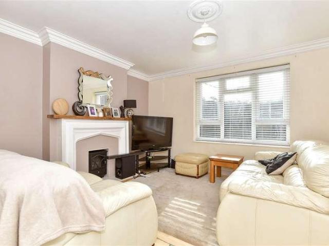 Flat for sale in Hornchurch, Greater London