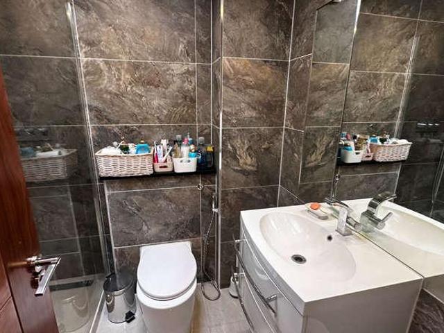Flat for sale in Brondesbury, Greater London