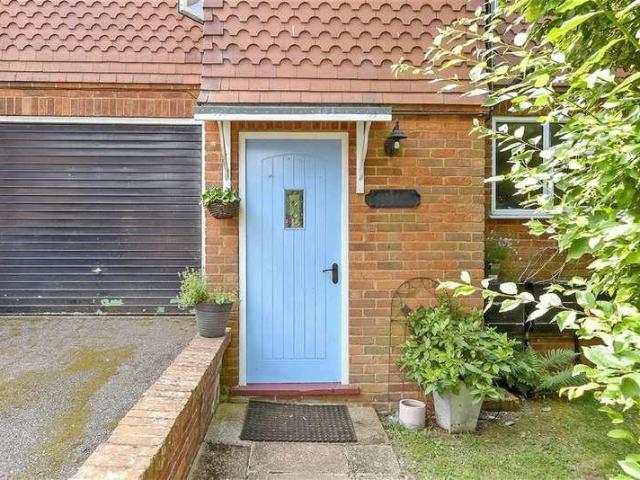 Flat for sale in Red Hill, Surrey