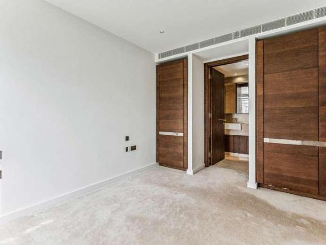 Flat for sale in Chelsea Waterfront, Greater London