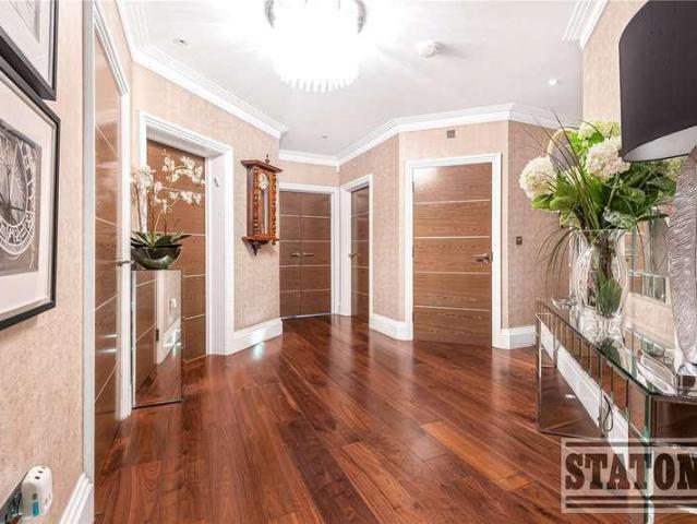 Flat for sale in Cockfosters, Greater London