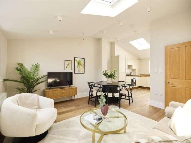 Flat for sale in London Borough of Wandsworth, Greater London