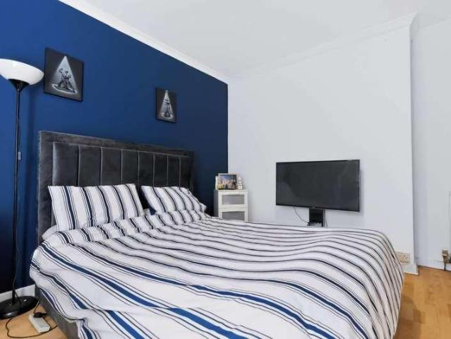 Flat for sale in Linthouse, Scotland