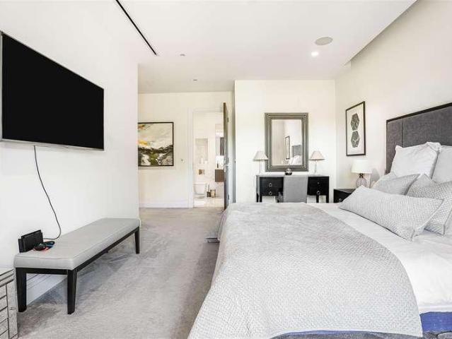 Flat for sale in Cockfosters, Greater London