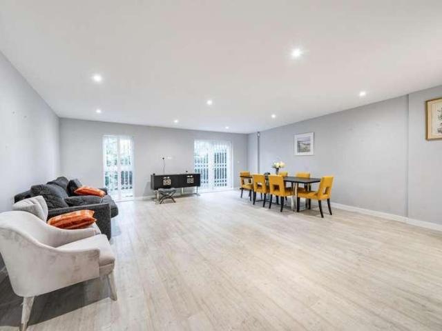 Flat for sale in Little Stanmore, Greater London