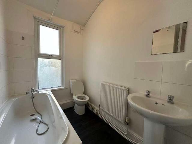 Flat for sale in Seven Kings, Greater London