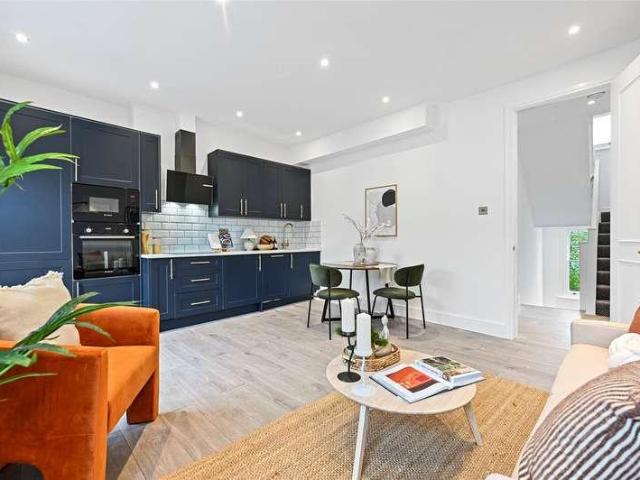 Flat for sale in Shepherd's Bush, Greater London