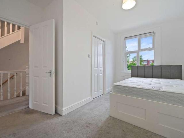 Flat for sale in Lane, Greater London