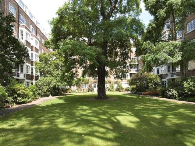 Flat for sale in Earl's Court, Greater London