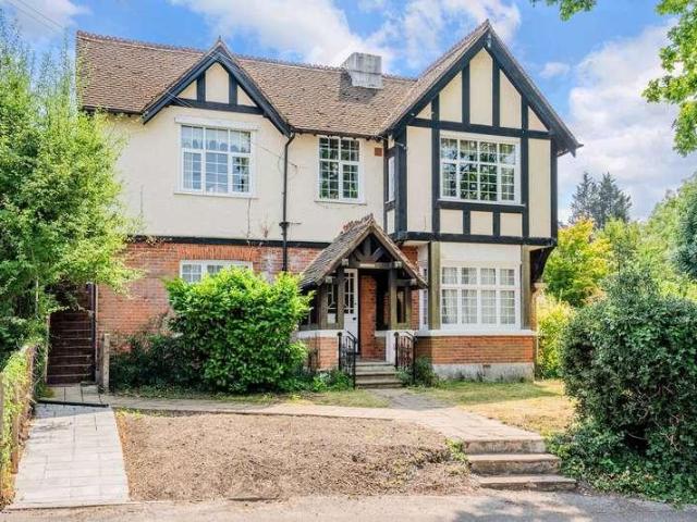 Flat for sale in Red Hill, Surrey