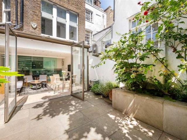 Flat for sale in Kensington, Greater London