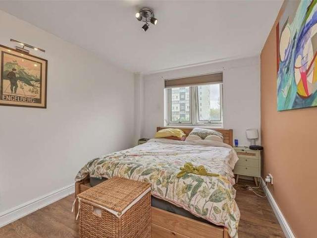 Flat for sale in Clapham Junction, Greater London