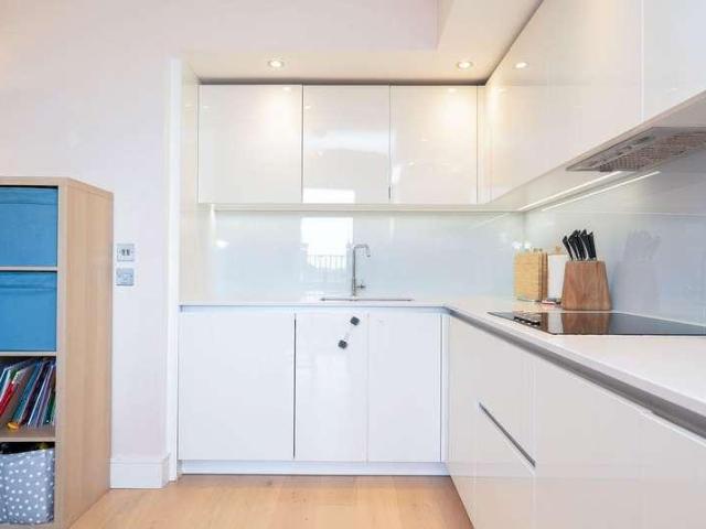 Flat for sale in Yiewsley, Greater London