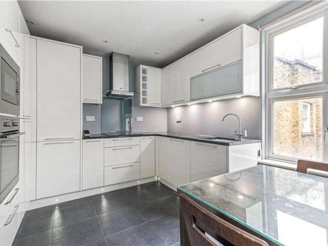 Flat for sale in Vauxhall, Greater London