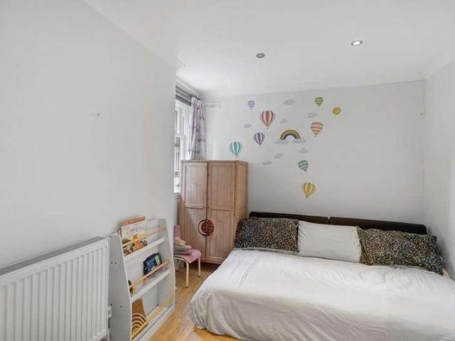 Flat for sale in London Borough of Lewisham, Forest Hill
