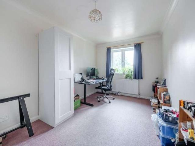 Flat for sale in Fole, Surrey