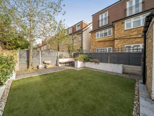 Flat for sale in London Borough of Ealing, Greater London