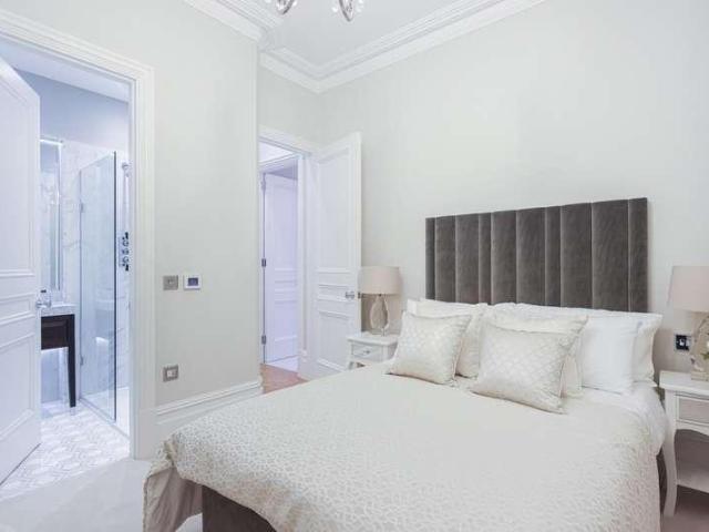 Flat for sale in Covent Garden, Greater London