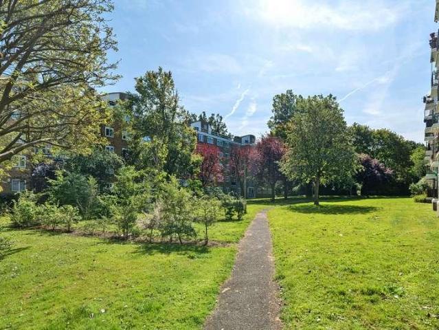Flat for sale in Roehampton, Greater London