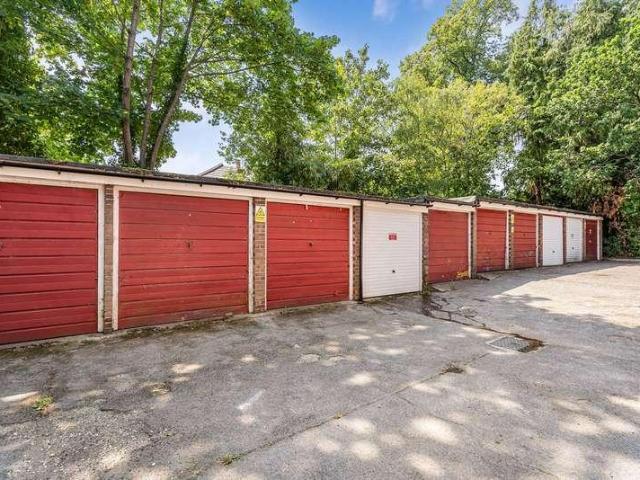 Flat for sale in Fleet, Hart