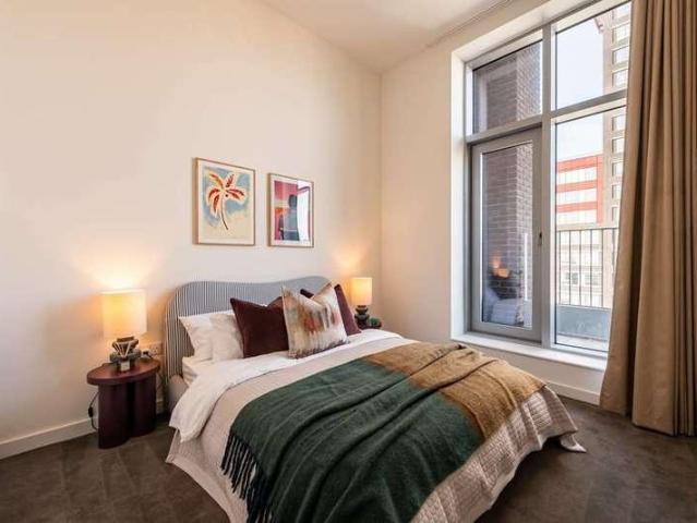 Flat for sale in E14, London