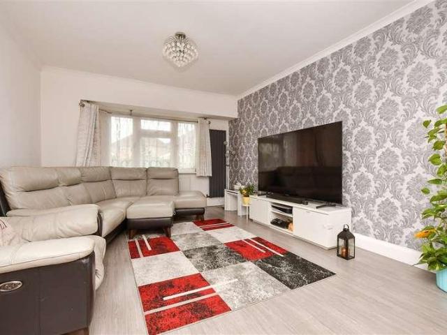 Flat for sale in London Borough of Croydon, Forestdale