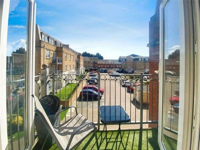 Flat for sale in East Cowes, Isle Of Wight