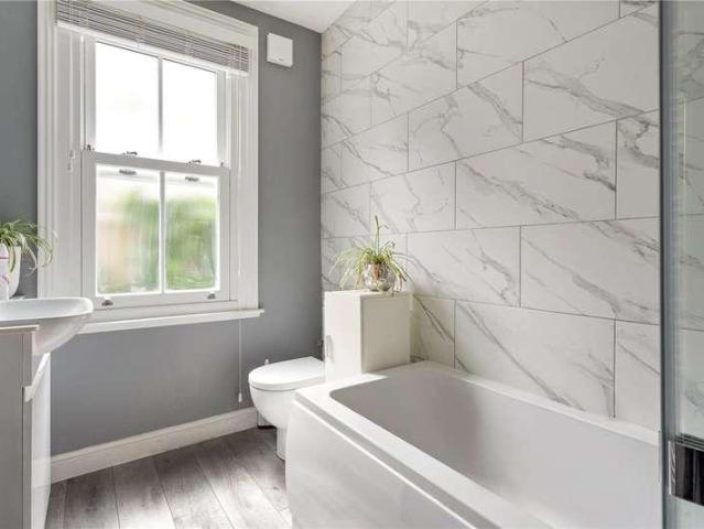 Flat for sale in London Borough of Wandsworth, Greater London