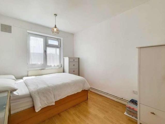 Flat for sale in Ratcliffe, Cat Hill