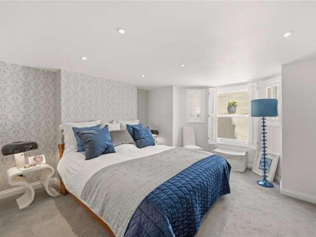 Flat for sale in London Borough of Wandsworth, Greater London