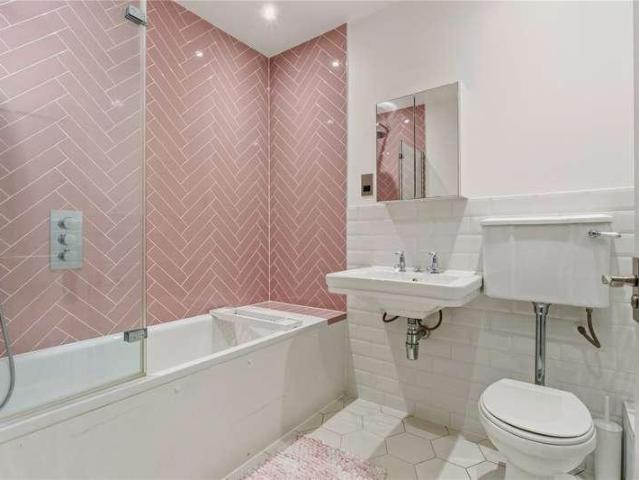 Flat for sale in Clapham Junction, Greater London