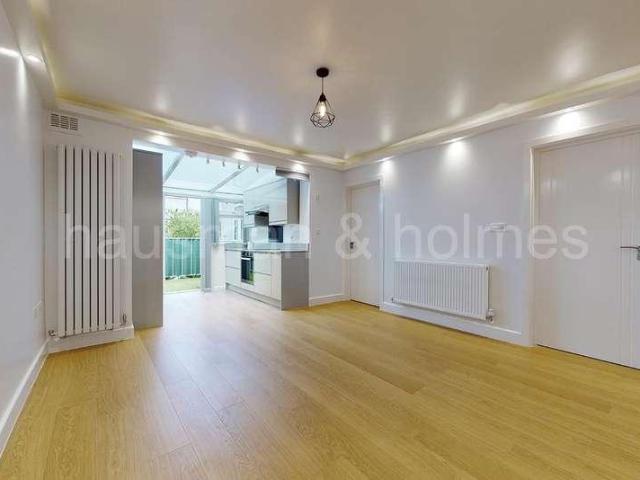 Flat for sale in London Borough of Barnet, Greater London