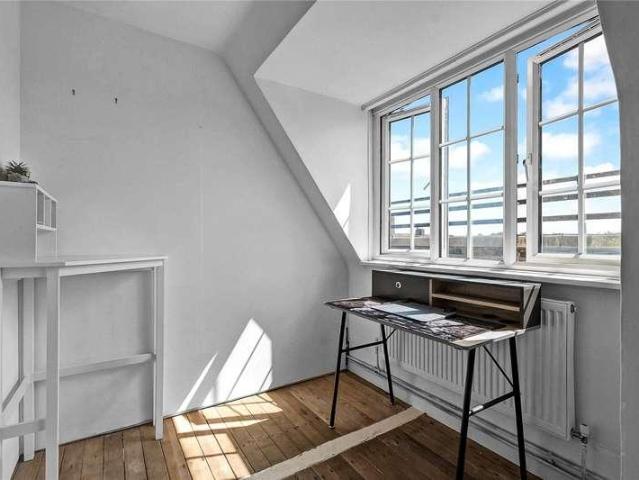 Flat for sale in East Dulwich, Greater London