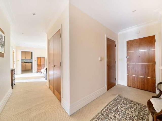 Flat for sale in Temple Fortune, Greater London