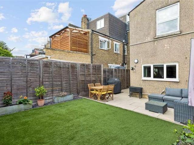 Flat for sale in Tooting Graveney, Greater London
