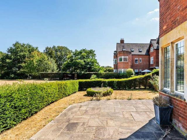 Flat for sale in Four Elms, The Butts