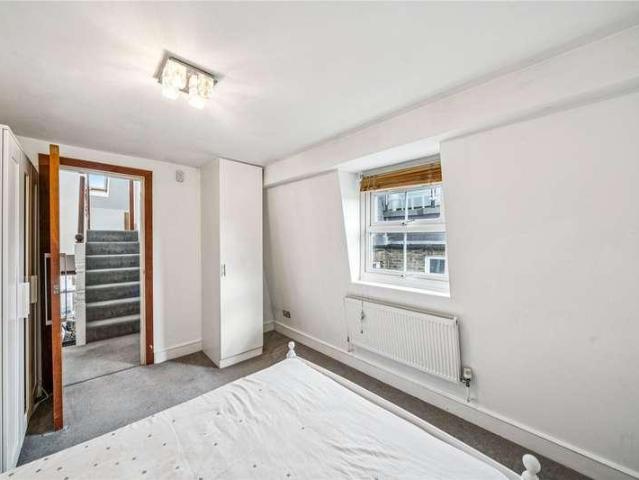 Flat for sale in Clapham Junction, Greater London