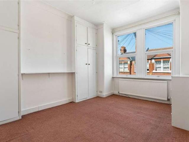 Flat for sale in Furzedown, Greater London
