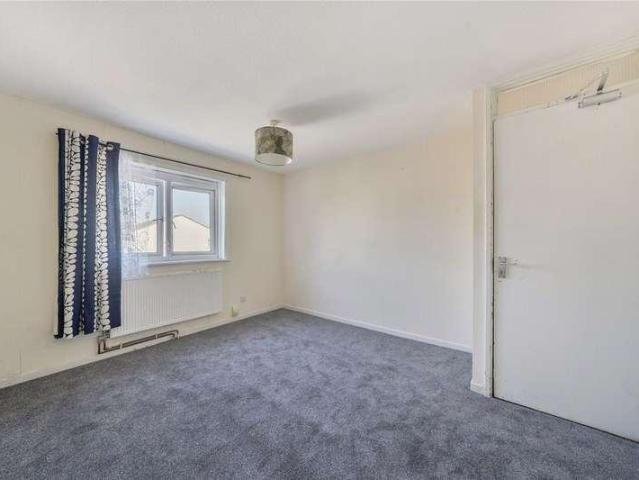 Flat for sale in London Borough of Hounslow, Hanworth